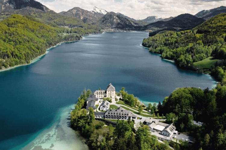 Vergangenes Jahr wurde das Hotel am Fuschlsee für eine umfassende Renovierung geschlossen und wird 2024 unter dem Namen Rosewood Hotel Fuschl wieder öffnen. © Rosewood Hotels & Resorts