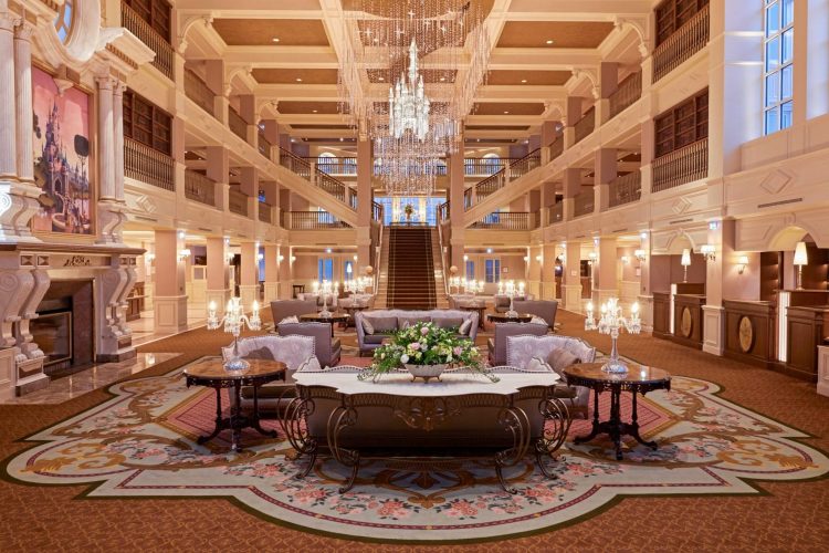 Lässt Gäste in die Welt von Disney eintauchen: Das neu gestaltete Disneyland Hotel in Paris. © Disney
