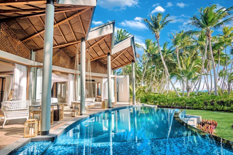 Jede Villa ist im Stil eines Fächers erbaut, was dem Raum eine aufsteigende Dachschräge verleiht. © Hilton/Waldorf Astoria