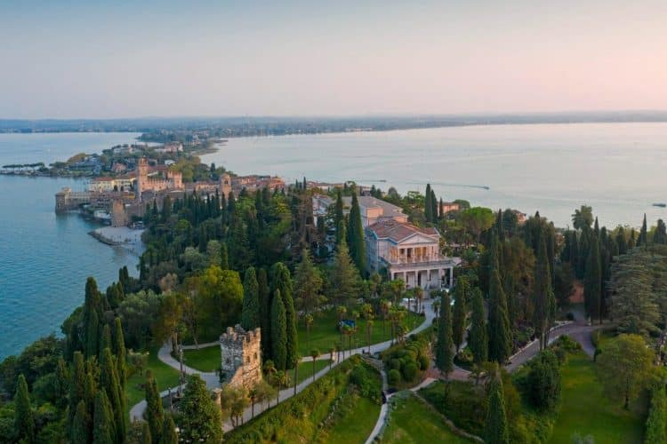 Umgeben von hohen Zypressen und Palmen liegt das Relais & Châteaux Villa Cortine Palace am Gardasee. © Relais & Châteaux