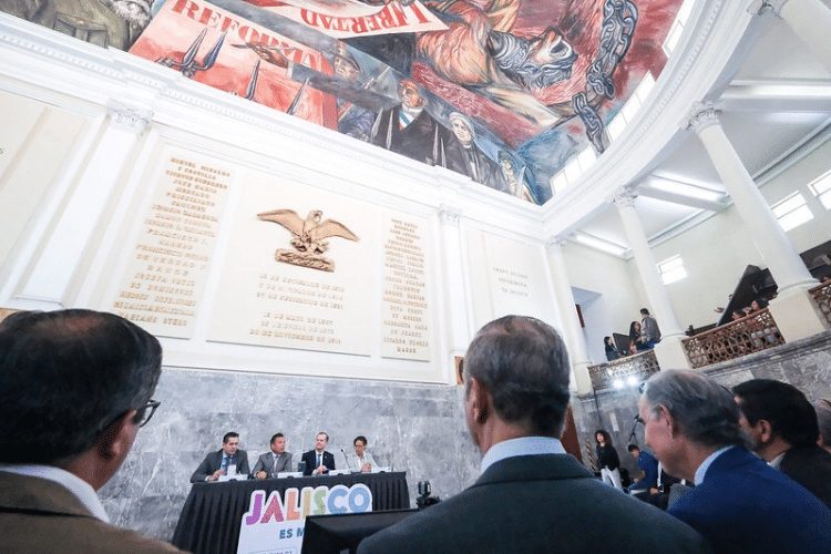 Der Gouverneur des Bundesstaates, Pablo Lemus Navarro, leitet eine Pressekonferenz mit dem Titel „Historische Investition in Jalisco: Neue Hotels“